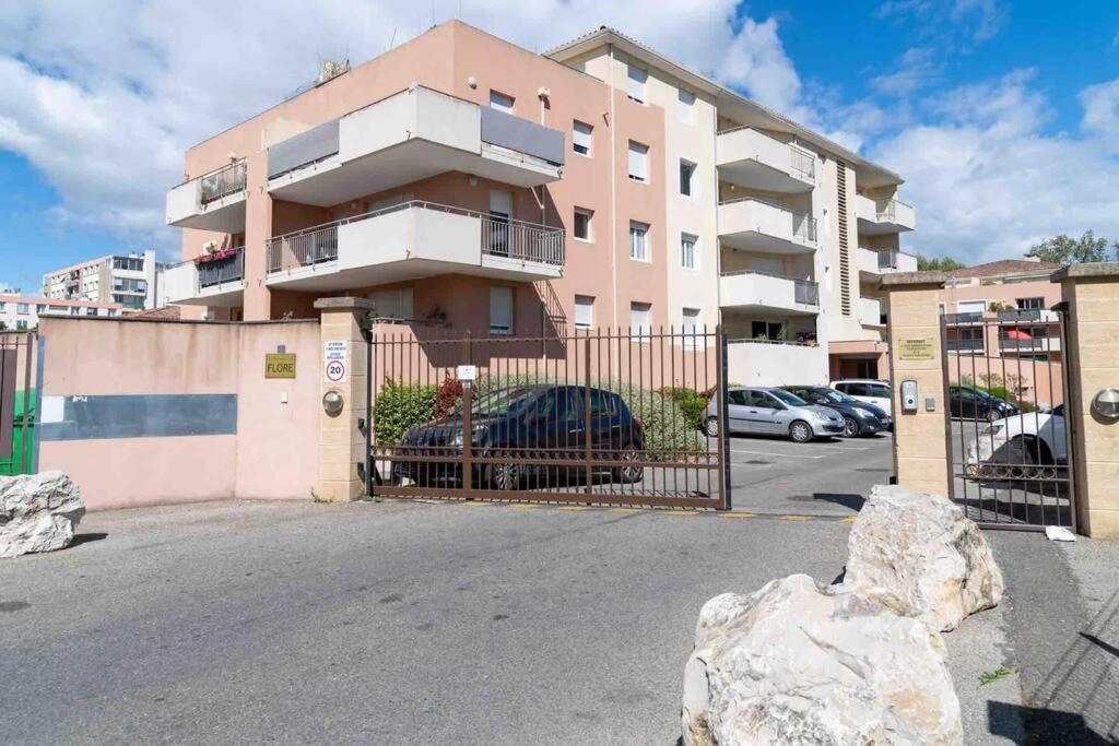 Appartement Avignon Garage-Spacieuse Terrasse Exterior photo